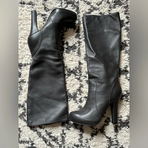 New Dolce and Gabbana leather boots. - Picture 1 of 13